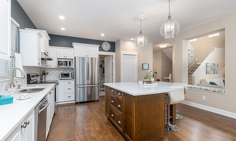 6 Bed + Den | 2 Stor...
