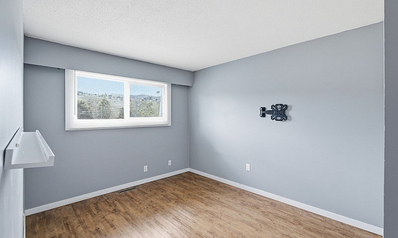 5-249 Kitchener Cres...