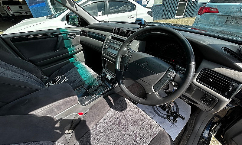 2000 Toyota Crown At...