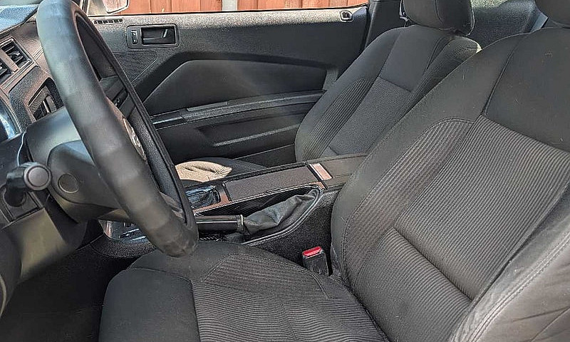 2011 Mustang V6 ...