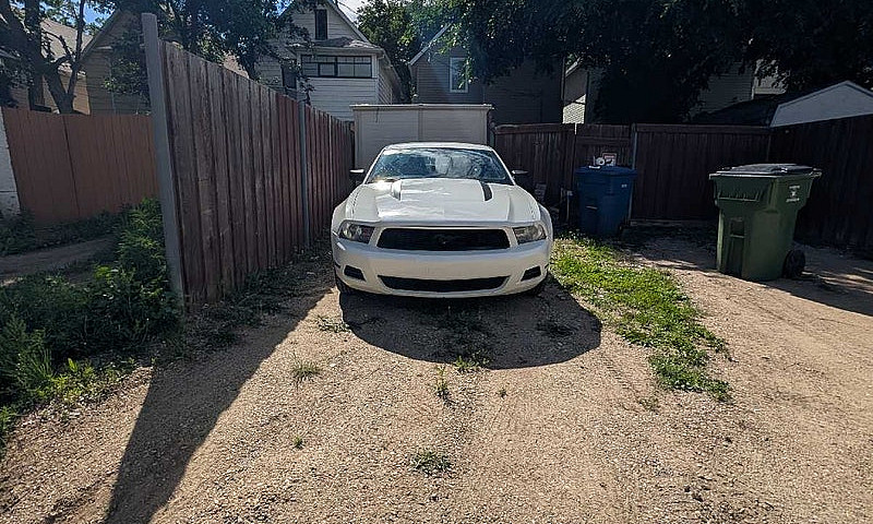 2011 Mustang V6 ...