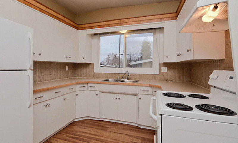 Main Floor 1.5 Bath ...