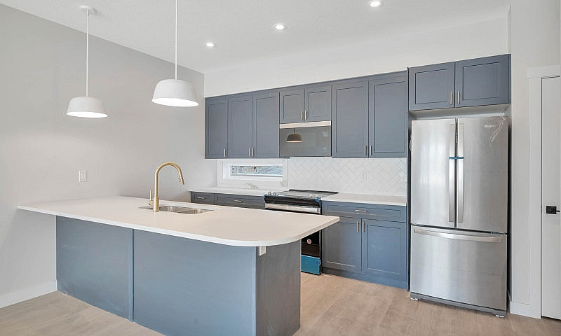 Stunning 3 Bedroom 2...