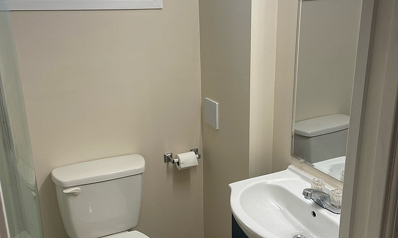 Basement Suite For R...