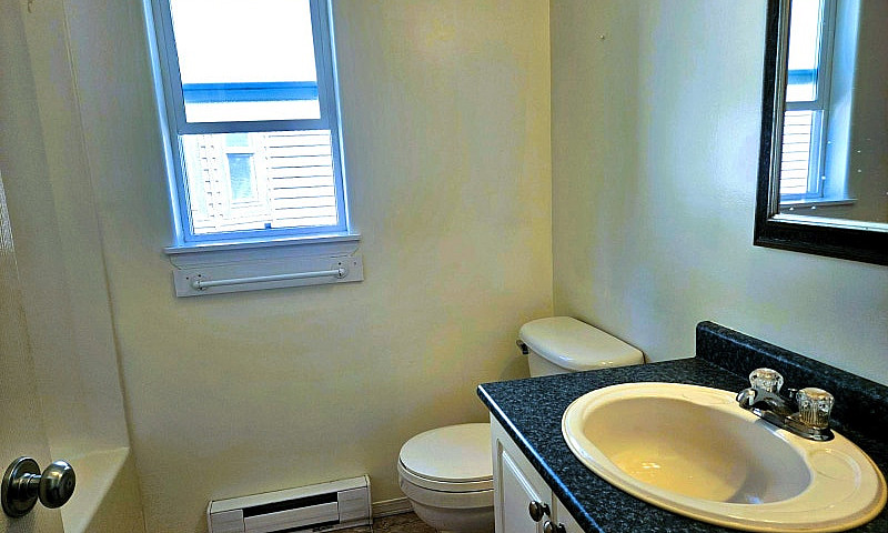 Spacious Upper 3 Bed...