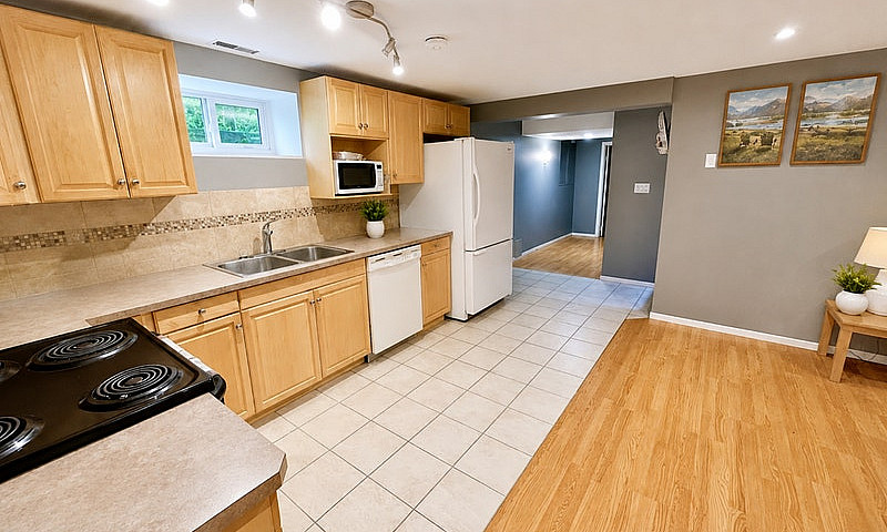 Legal 1-Bed Suite, -...