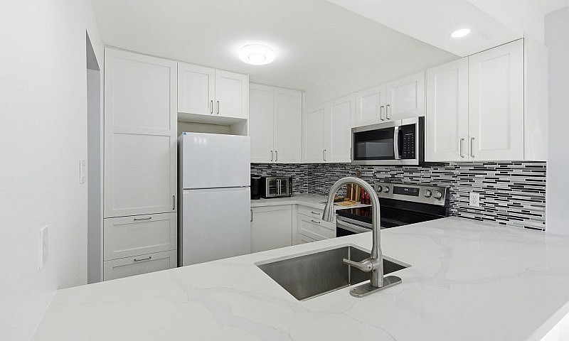 4 Bed Townhome End U...