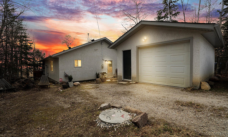 Lakeshore Retreat In...