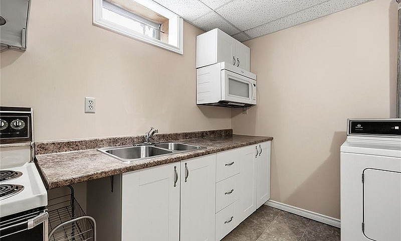 Basement Suite For R...