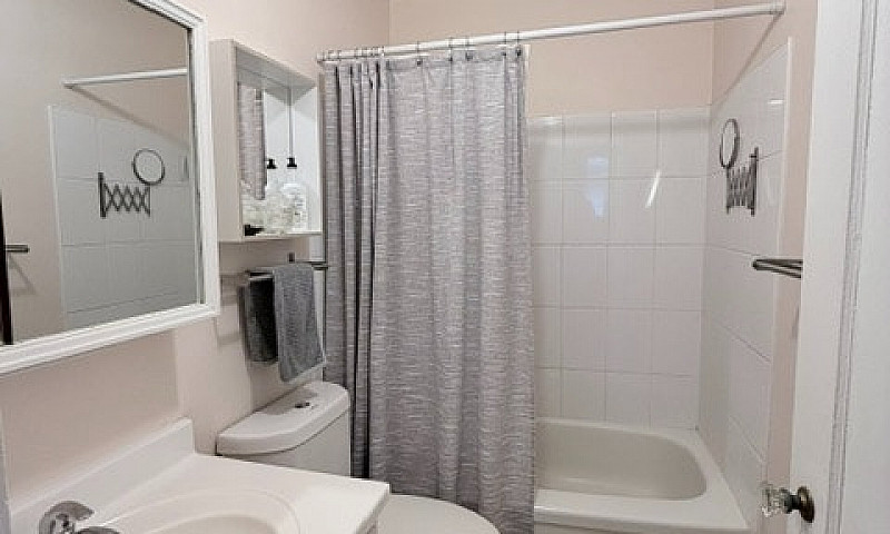 Whitby Luxury 2 Bdrm...