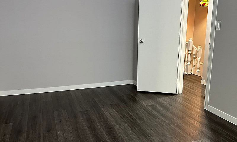 5407 Hillview Cresce...