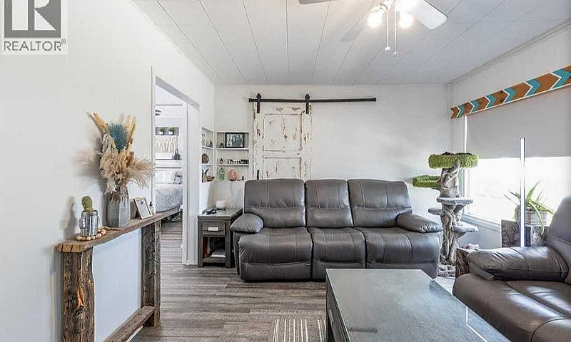 House For Sale - Gar...