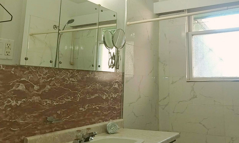 Entire 4-Bedroom Hou...