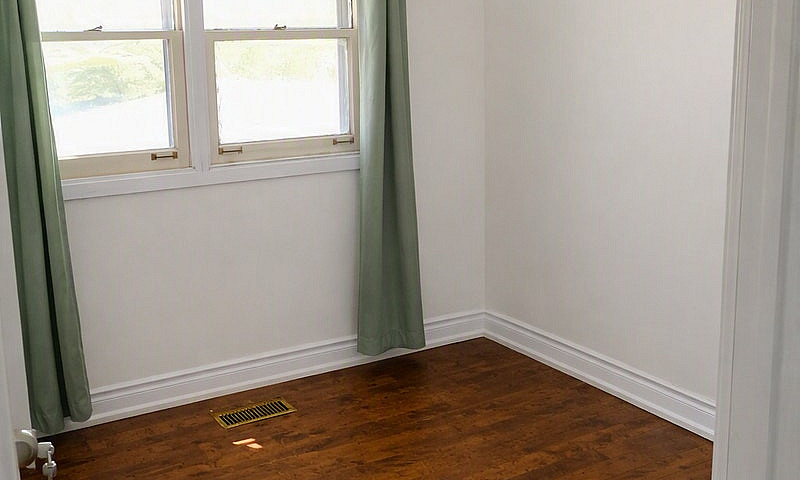 3-Br Main Floor Near...