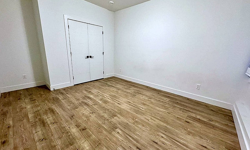 Bright 2-Bedroom Bas...