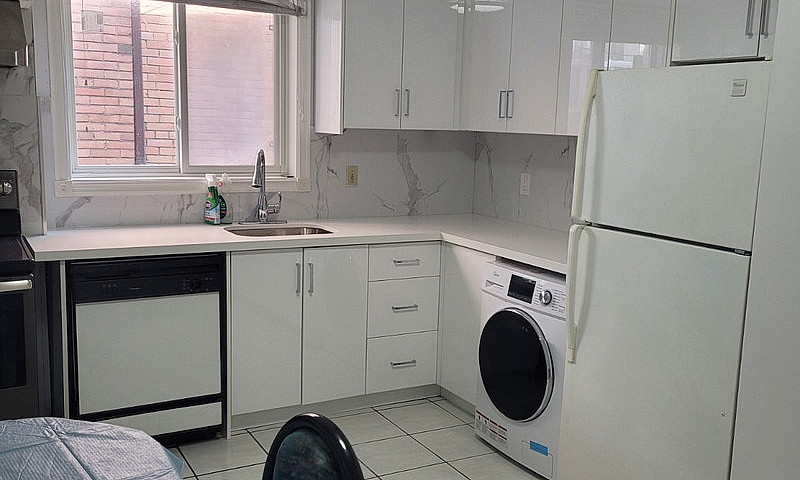 Toronto 3 Bedroom Un...