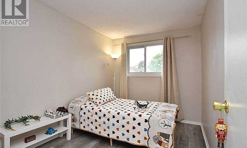 Nov 1 - 3 Bed 2.5 Ba...