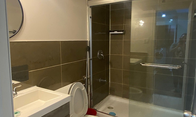Clean And Modern Bas...