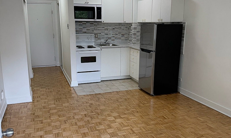 1 &1/2 Studio Apartm...