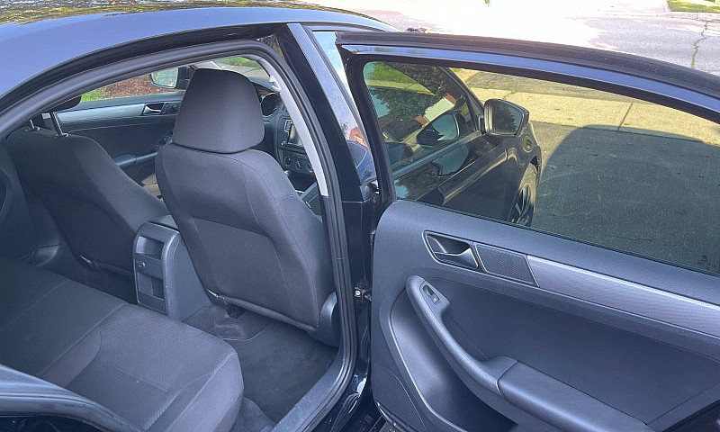 2017 Volkswagen Jett...