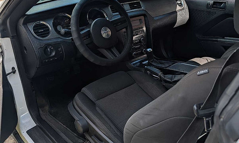 2011 Mustang V6 ...