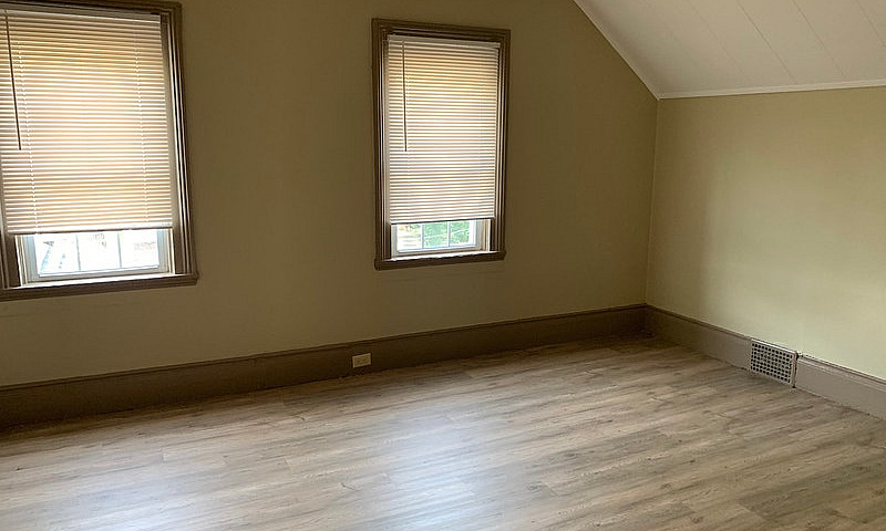Spacious Upper 2 Bed...