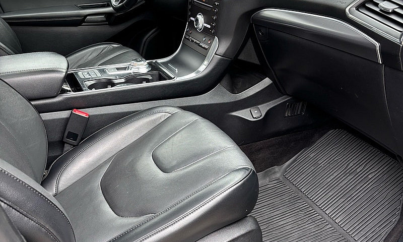 2019 Ford Edge Titan...