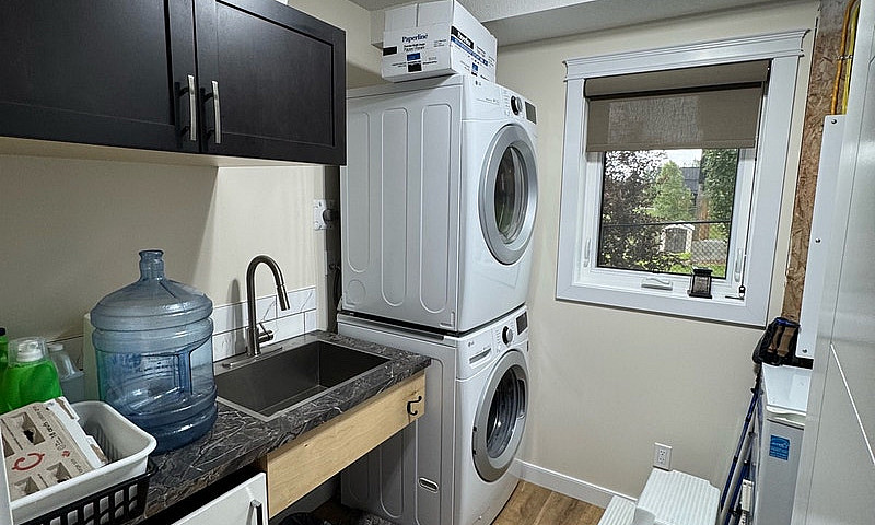 Lakefront 3 Bed 2 Ba...