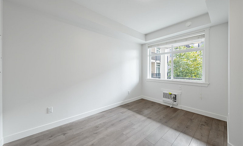 1 Bedroom 1 Den 2 Wa...