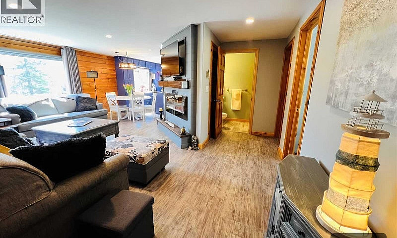 Beautiful Log Home  ...