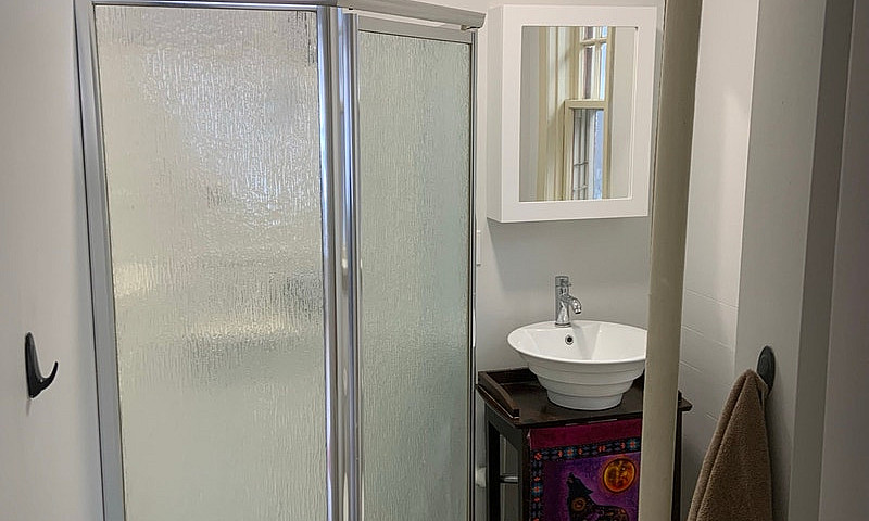 1  Br. Priv Bath Bdr...