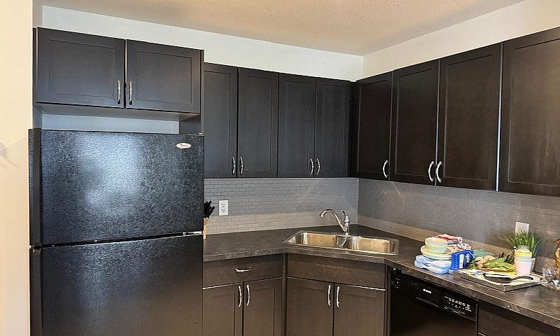 Spacious, Fully Furn...