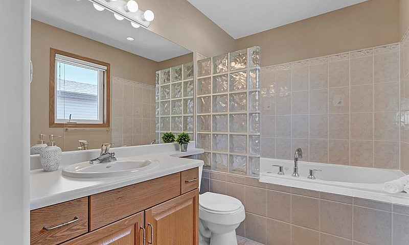 4 Bed, 3.5 Bath, 2 C...