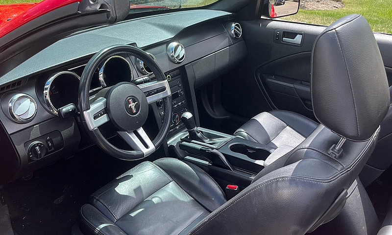 2007 Ford Mustang V6...