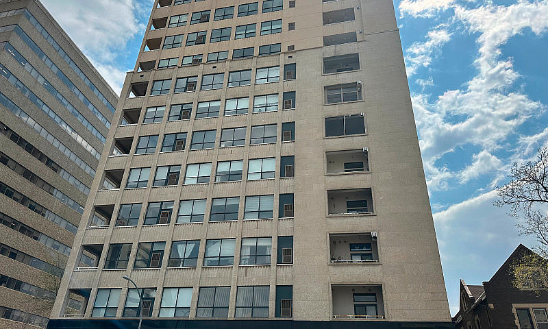 Spacious 938 Sqft Co...