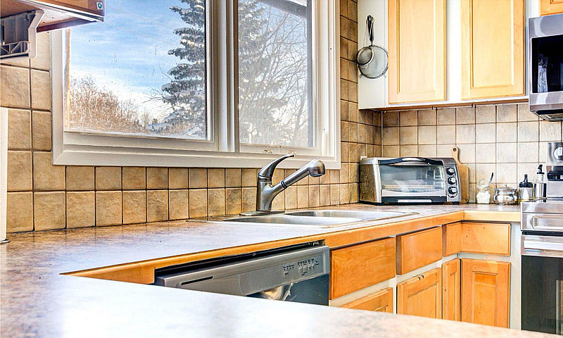 Acreage Home For Ren...