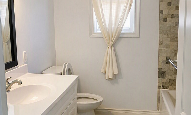 3-Br Main Floor Near...