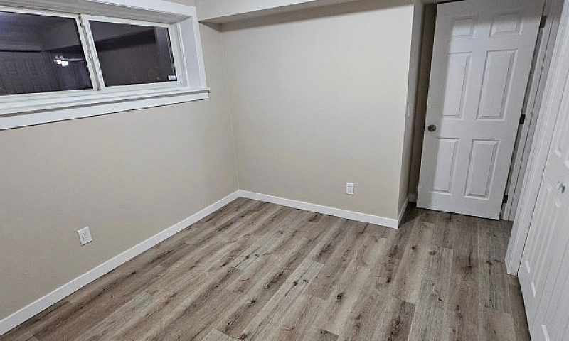 Bright 2-Bedroom Bas...