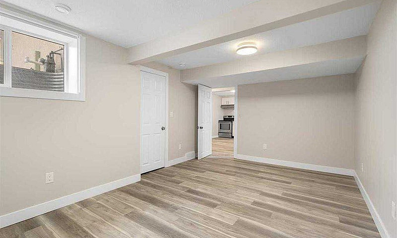 2 Bed+Den,1 Bath New...