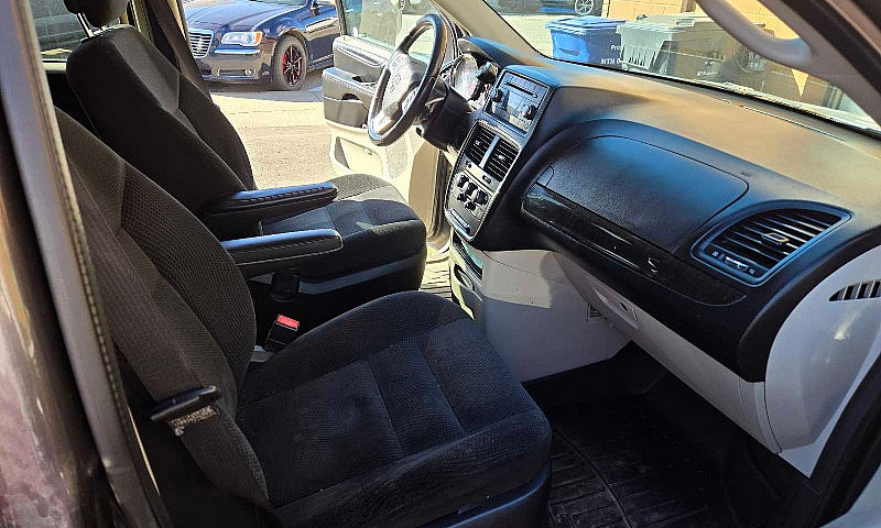2017 Dodge Caravan 1...