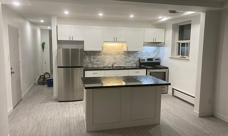 Large Renovated 2 Be...