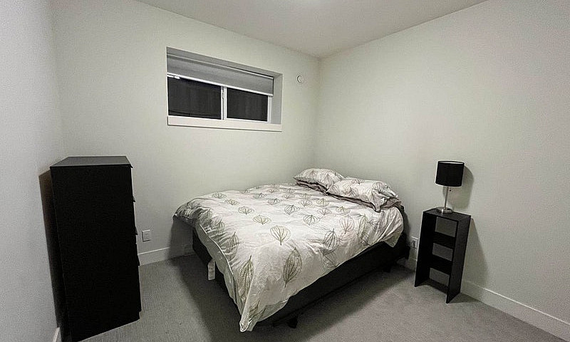 1000Sqft 2Br + Den $...