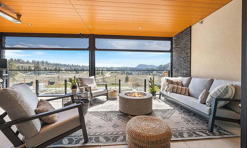 Exquisite Condo Livi...