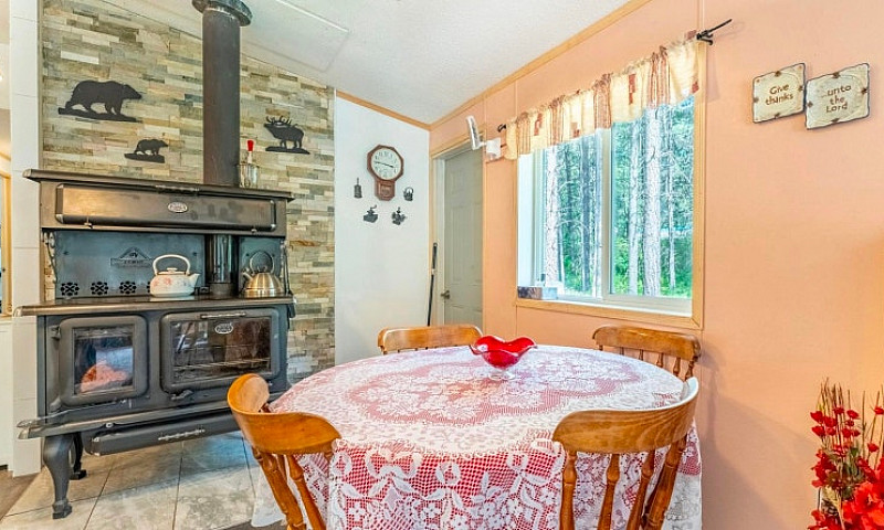 Moyie River Home , +...