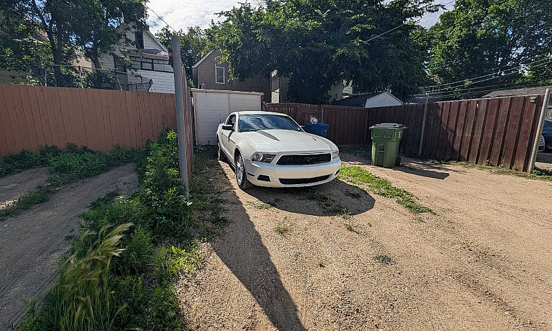 2011 Mustang V6 ...