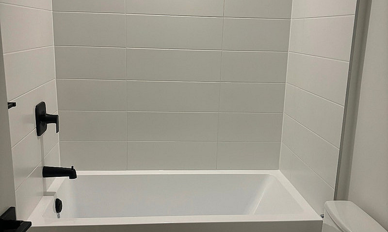 Almost New 2 Bed 2 B...