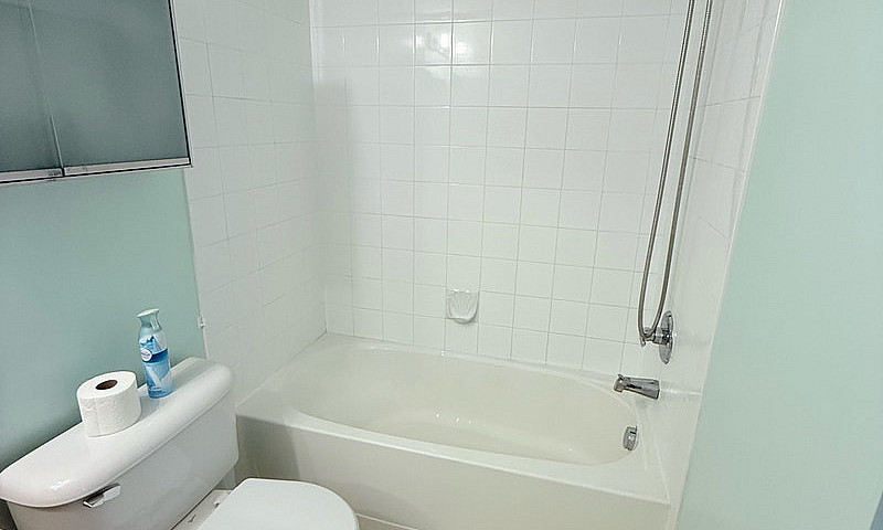 Bright 2 Bed, 1 Bath...