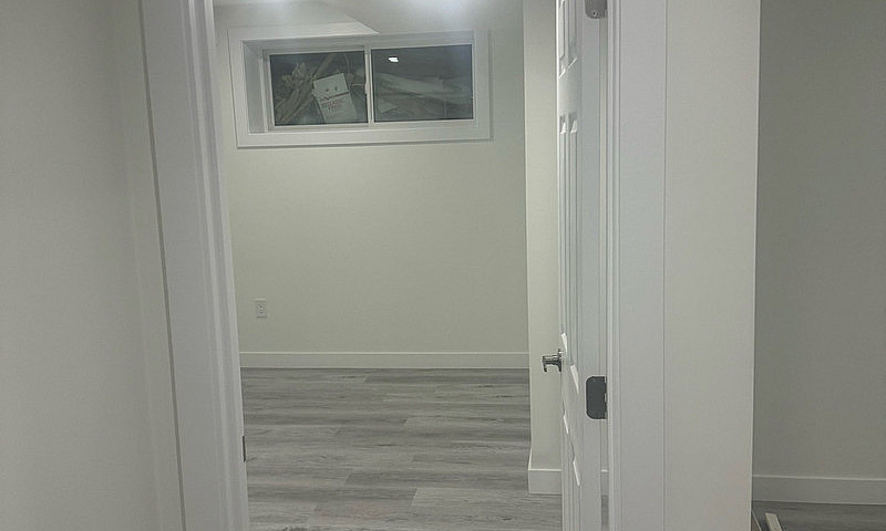 Basement Suite For R...