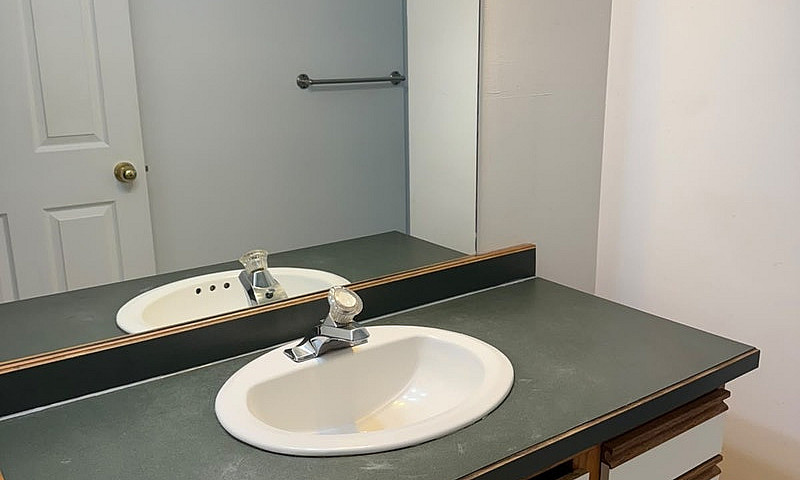 Bright 2 Bedroom Bas...