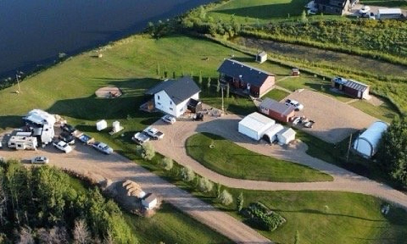 Lakefront 3 Bed 2 Ba...